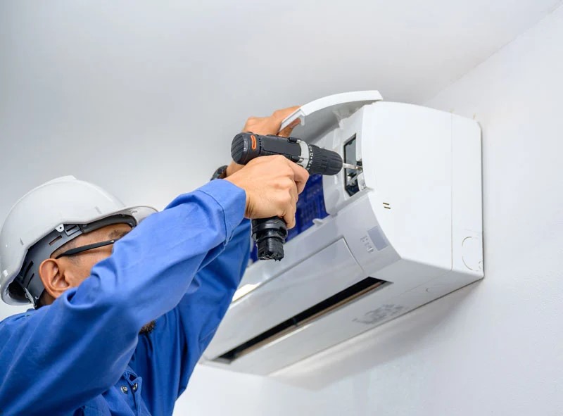 AC technician performing air conditioning repair Dubai in a residential home