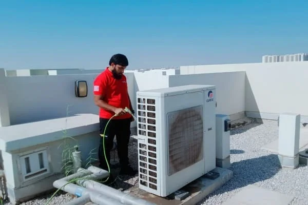Emergency air conditioning repair Dubai by expert technician, ensuring efficient and reliable AC performance